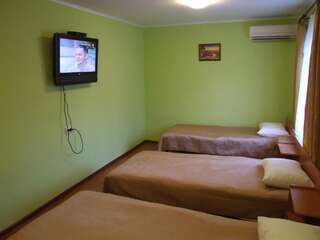 Отели типа «постель и завтрак» Дом 18 Донецк Стандартный трехместный номер-2