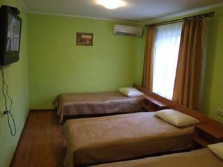 Отели типа «постель и завтрак» Дом 18 Донецк Стандартный трехместный номер-3