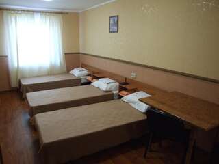 Отели типа «постель и завтрак» Дом 18 Донецк Стандартный трехместный номер-4