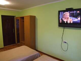 Отели типа «постель и завтрак» Дом 18 Донецк Стандартный трехместный номер-5