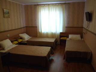 Отели типа «постель и завтрак» Дом 18 Донецк Стандартный трехместный номер-6