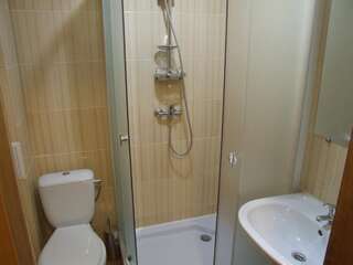 Отели типа «постель и завтрак» Дом 18 Донецк Стандартный двухместный номер с 1 кроватью или 2 отдельными кроватями-12