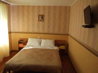Отели типа «постель и завтрак» Дом 18 Донецк Стандартный двухместный номер с 1 кроватью или 2 отдельными кроватями-23