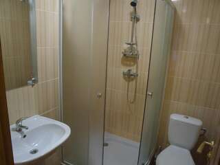 Отели типа «постель и завтрак» Дом 18 Донецк Стандартный трехместный номер-1